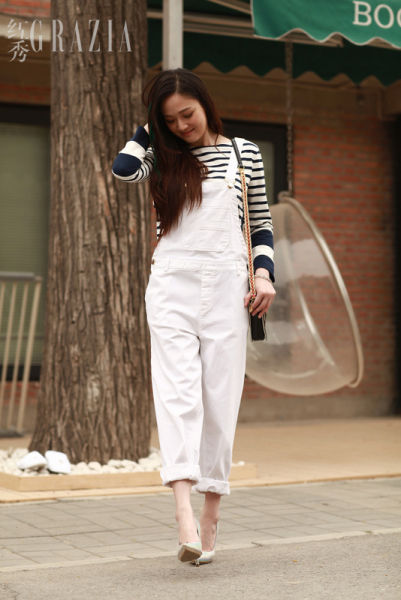 陈乔恩街拍显简约潮范儿新书发售