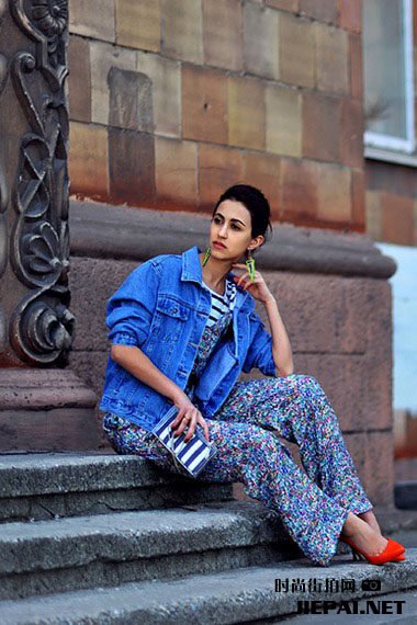 俄罗斯型人街拍 时尚色彩艳丽迷人