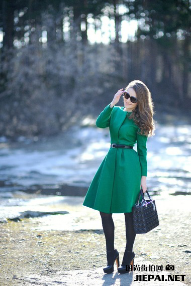 俄罗斯型人街拍 时尚色彩艳丽迷人