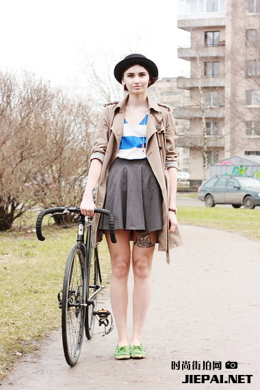 俄罗斯型人街拍 时尚色彩艳丽迷人