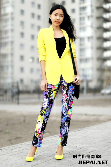 俄罗斯型人街拍 时尚色彩艳丽迷人