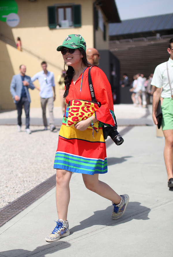 欧美潮女街拍 红色衣服艳丽街头