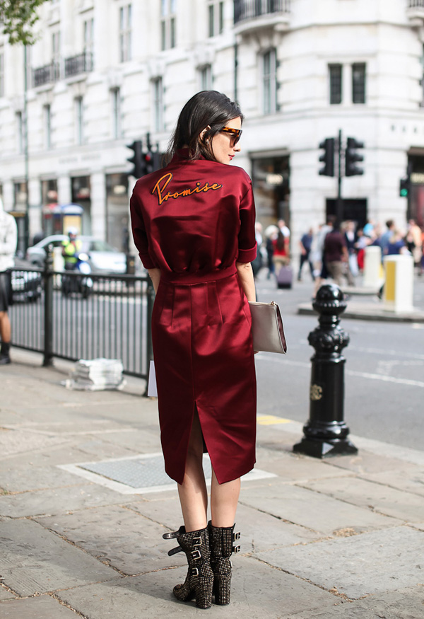 欧美潮女街拍 红色衣服艳丽街头