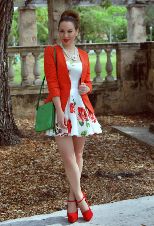 欧美潮女街拍 红色衣服艳丽街头