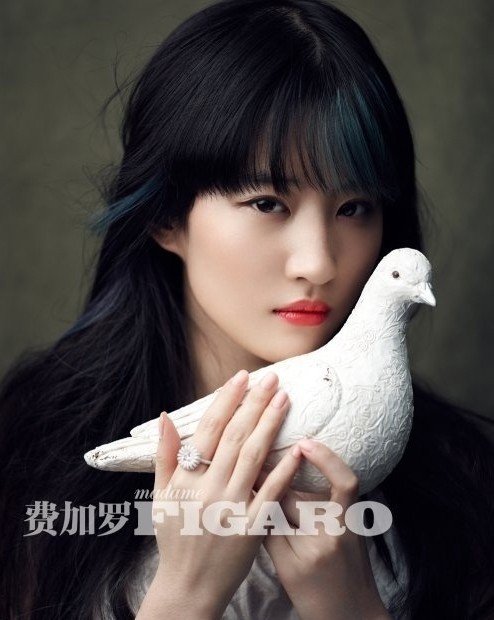 刘亦菲冷艳登费加罗 眼神迷离勾人魂魄