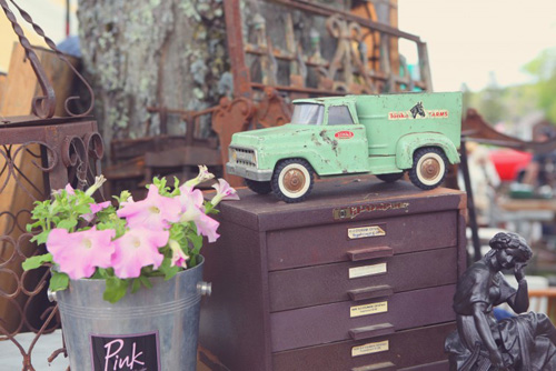 可爱有趣的古着少女。探访美国古玩集中地