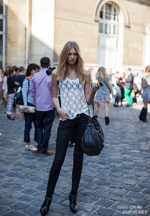 欧美潮女街拍 大包包最为抢眼