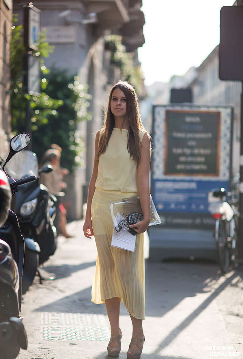 欧美潮女街拍 长发飘飘迎盛夏