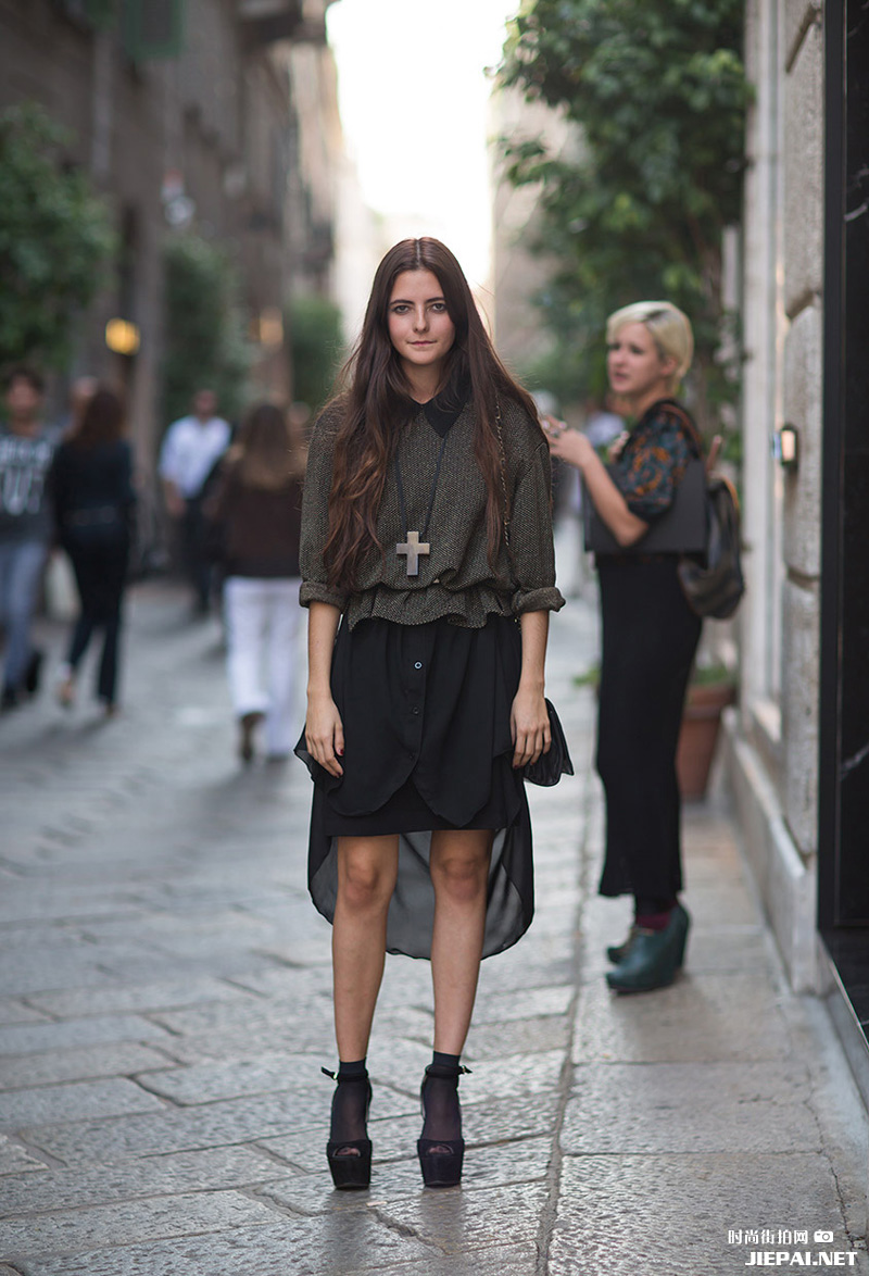 欧美潮女街拍 长发飘飘迎盛夏