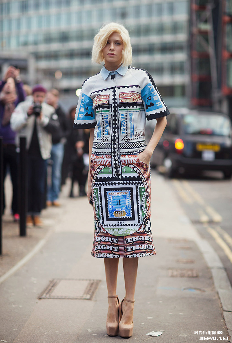 街拍欧美潮人夏季穿出五彩斑斓