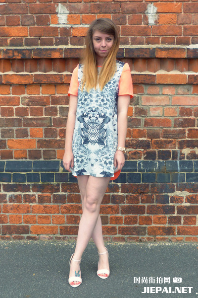 街拍欧美潮人夏季穿出五彩斑斓