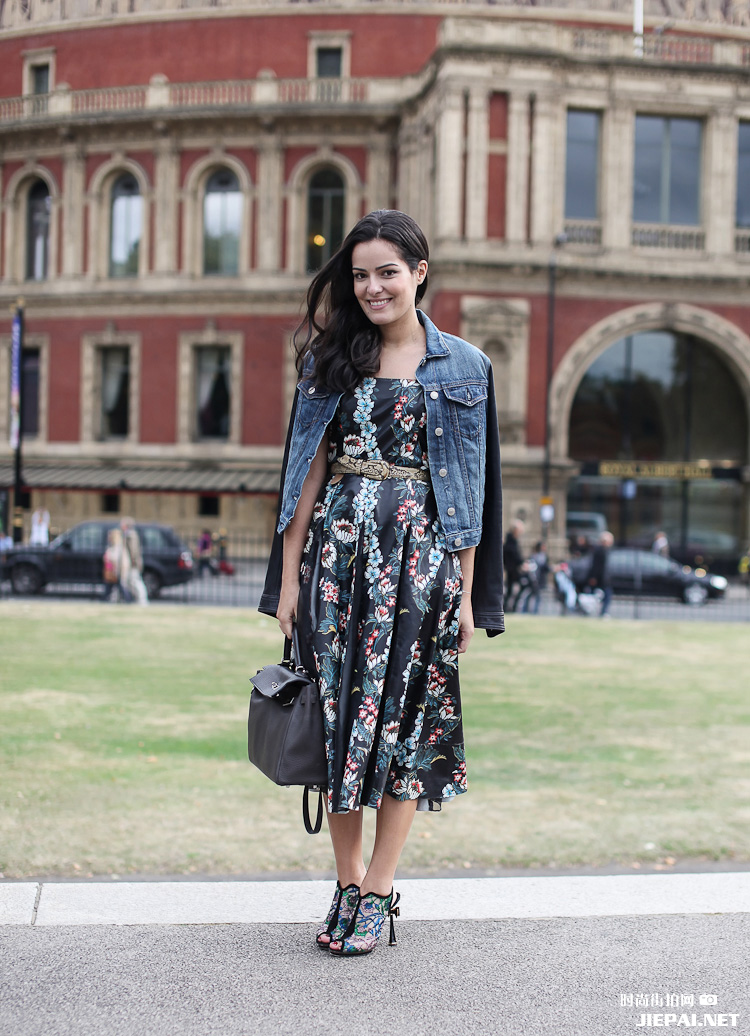 街拍欧美潮人夏季穿出五彩斑斓