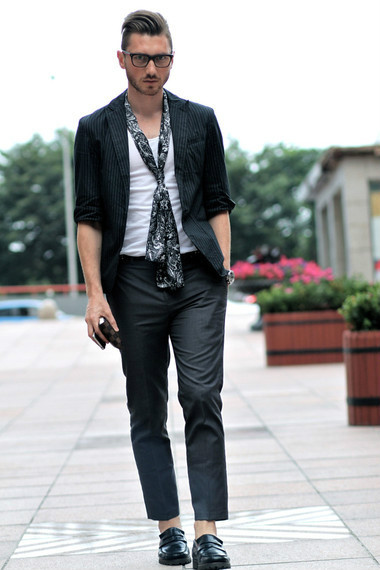 街拍欧美型男钟爱干净简约纯色T