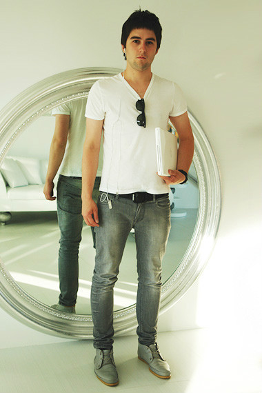 街拍欧美型男钟爱干净简约纯色T