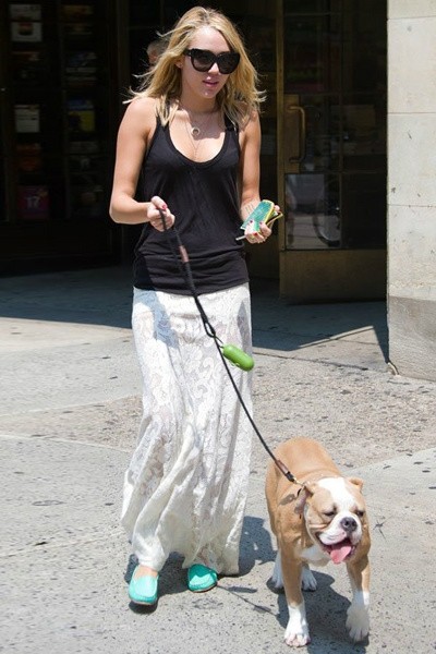 街拍那些溜狗的欧美明星造型盘点