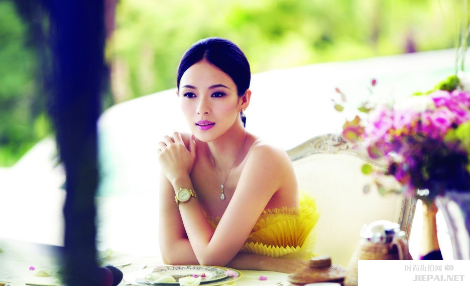 章子怡伊周封面大片 香肩半露秀锁骨