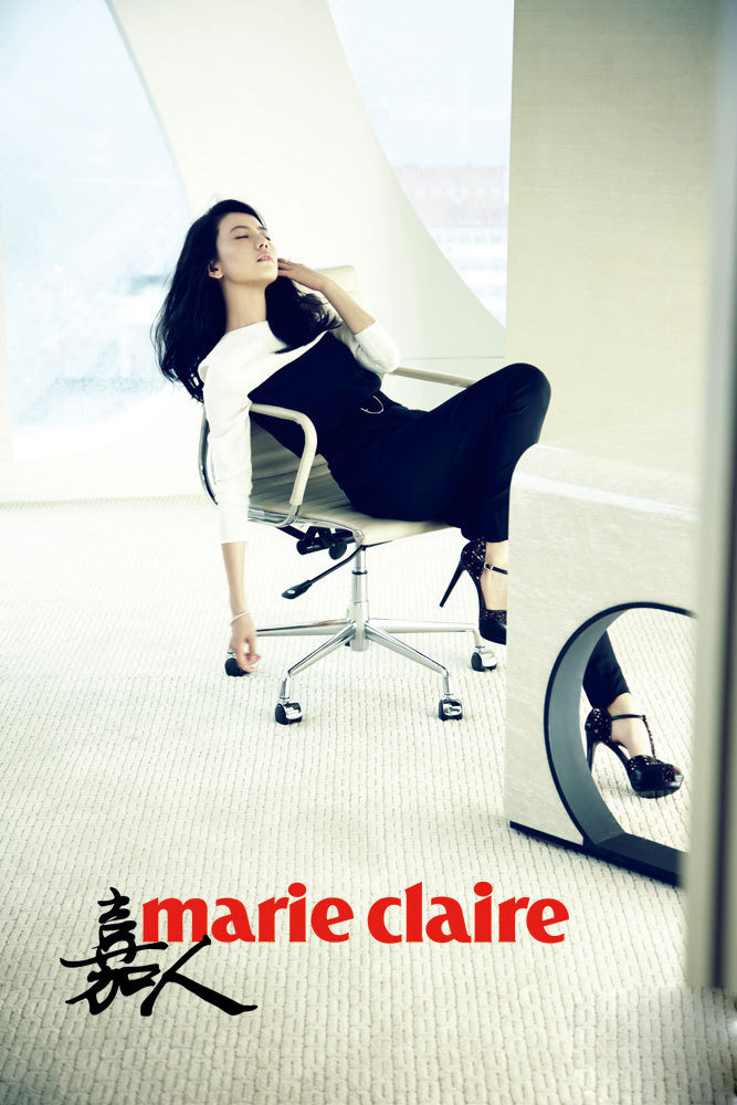 高圆圆慵懒出镜半露美背 目光暧昧朱唇微启