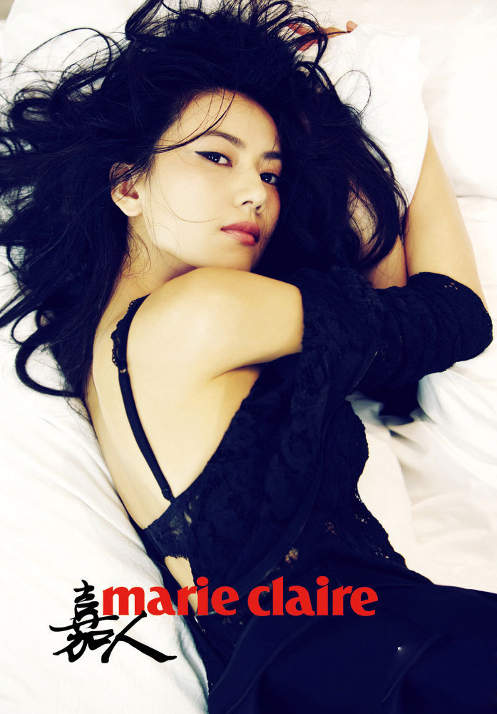 高圆圆慵懒出镜半露美背 目光暧昧朱唇微启