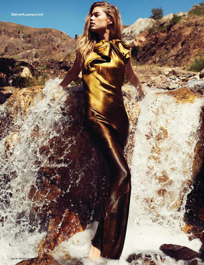 维密天使登《Vogue》9月封面 真空上阵显超模时尚本色