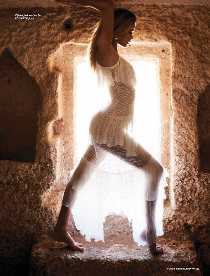 维密天使登《Vogue》9月封面 真空上阵显超模时尚本色