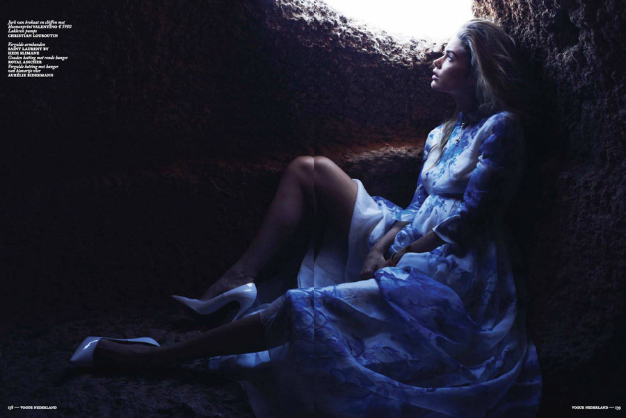 维密天使登《Vogue》9月封面 真空上阵显超模时尚本色