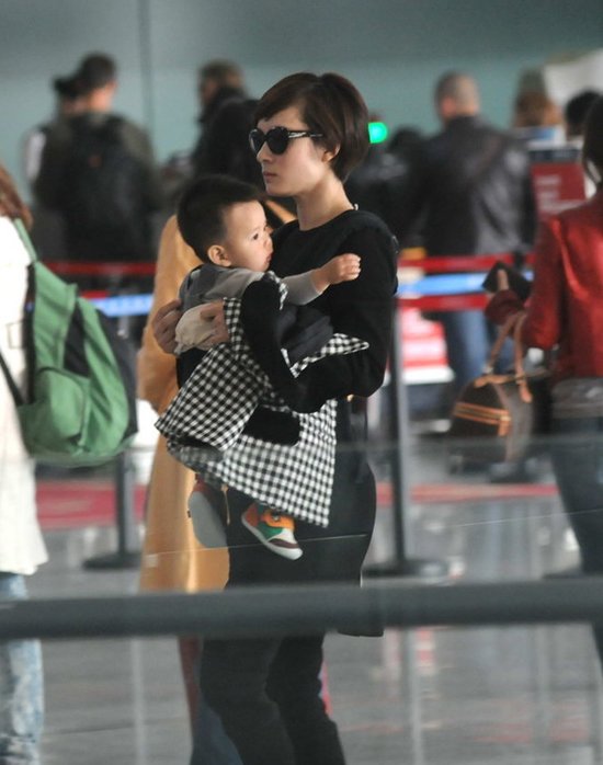 明星亲子时尚街拍 拿手袋不如抱娃