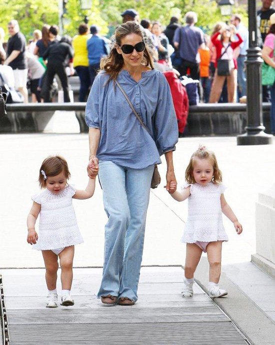 明星亲子时尚街拍 拿手袋不如抱娃