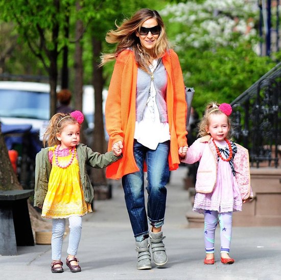 明星亲子时尚街拍 拿手袋不如抱娃