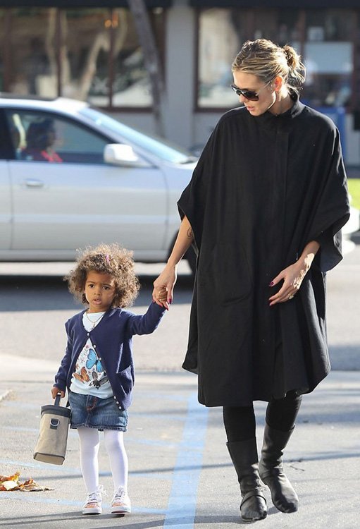 明星亲子时尚街拍 拿手袋不如抱娃