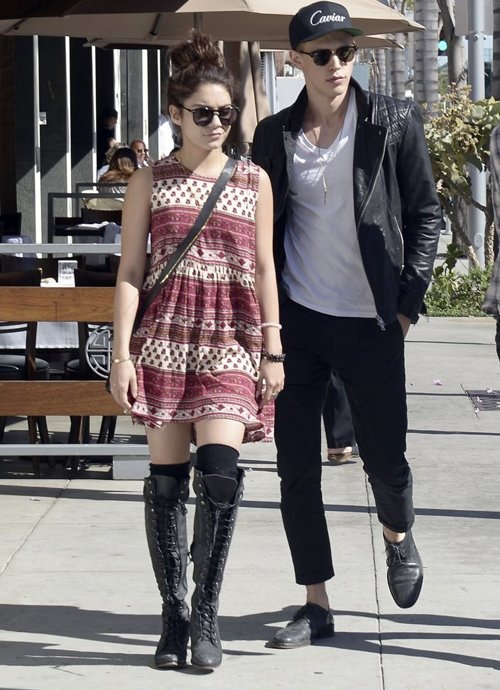 好莱坞甜妞凡妮莎街拍 看矮个黑肤女孩穿搭有术