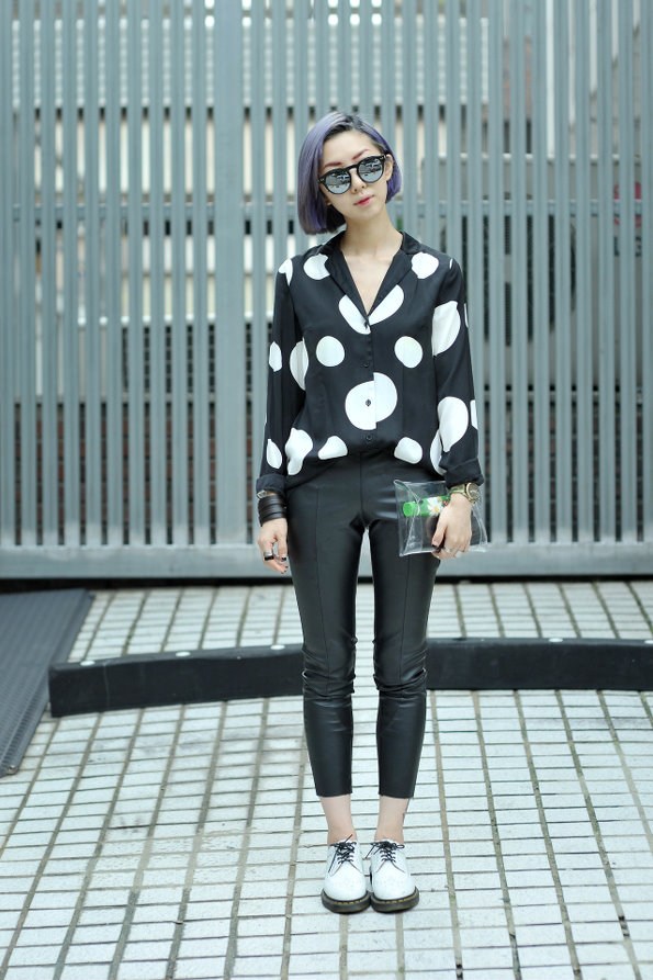 看韩国妹纸亲身示范前卫酷帅风格搭配