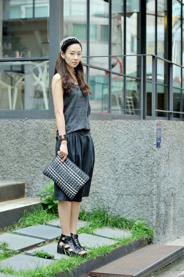 看韩国妹纸亲身示范前卫酷帅风格搭配