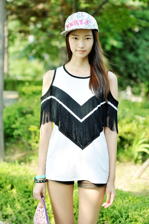 看韩国妹纸亲身示范前卫酷帅风格搭配