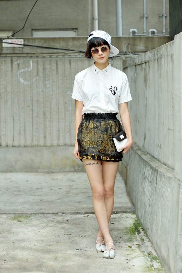 看韩国妹纸亲身示范前卫酷帅风格搭配