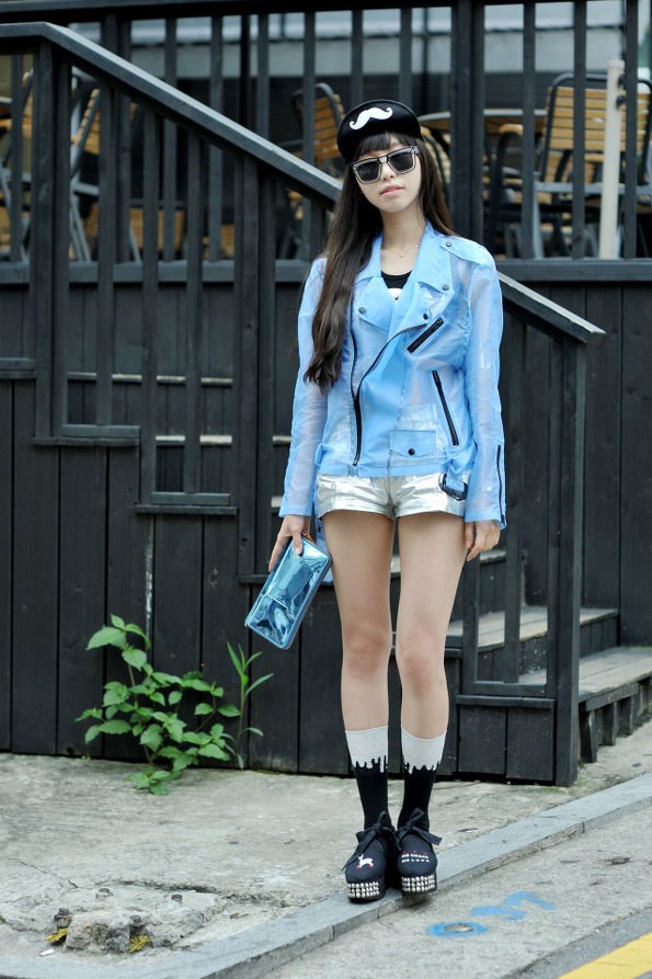 看韩国妹纸亲身示范前卫酷帅风格搭配