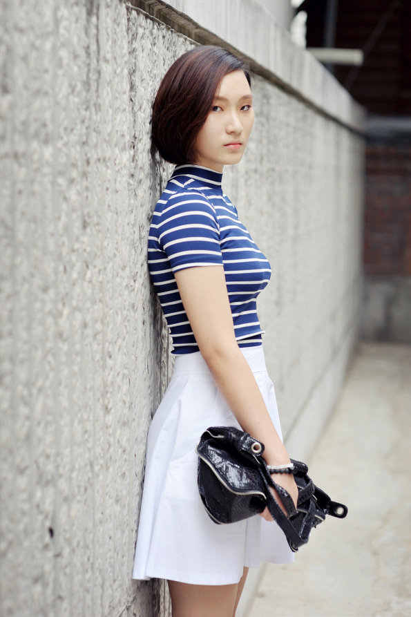 看韩国妹纸亲身示范前卫酷帅风格搭配