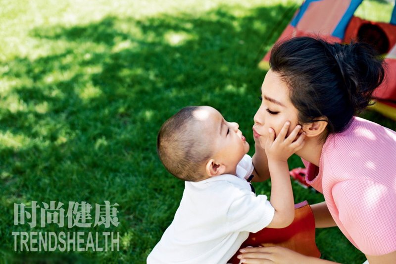 李冰冰抱外甥拍亲子写真 变身宅女清新范