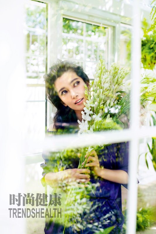 李冰冰抱外甥拍亲子写真 变身宅女清新范