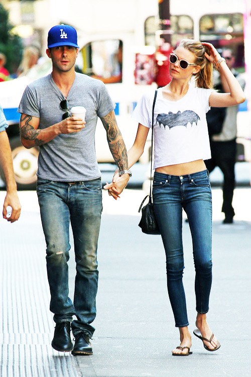 欧美养眼模特街拍 心机露腰搭配洋气又美丽