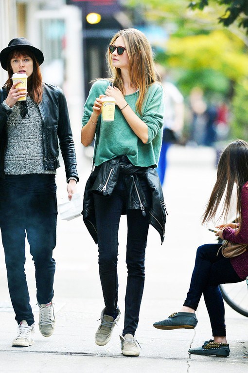 欧美养眼模特街拍 心机露腰搭配洋气又美丽