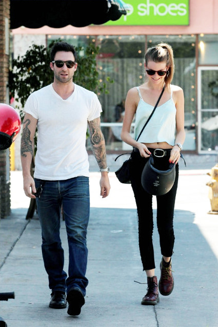 欧美养眼模特街拍 心机露腰搭配洋气又美丽