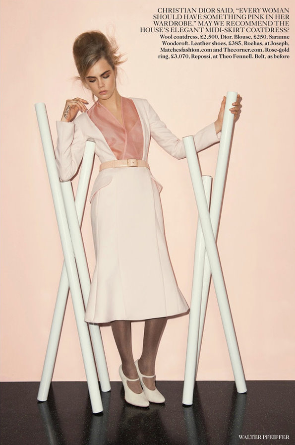 人气超模Cara变身粉红娃娃 登《VOGUE》杂志封面