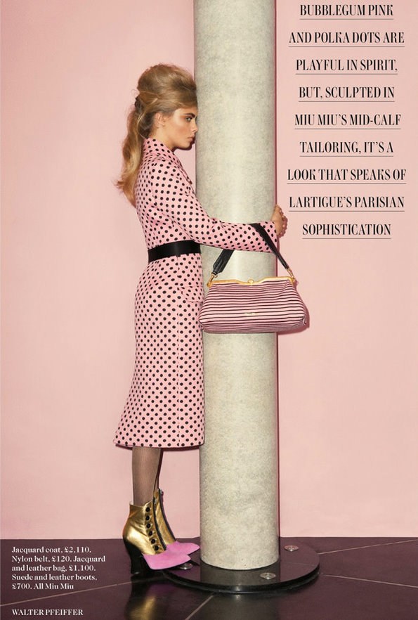 人气超模Cara变身粉红娃娃 登《VOGUE》杂志封面