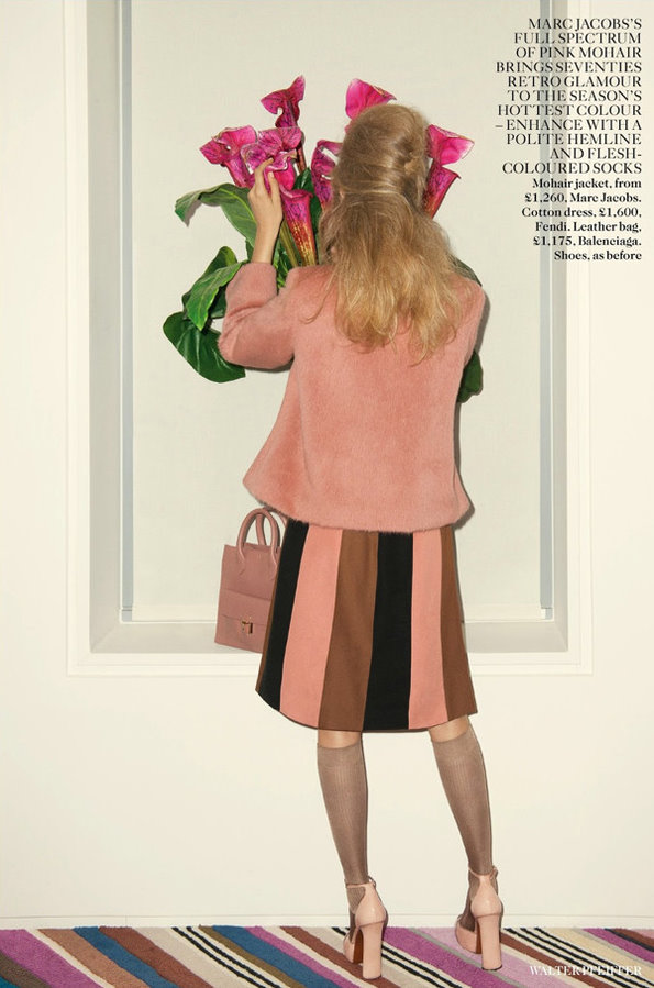 人气超模Cara变身粉红娃娃 登《VOGUE》杂志封面