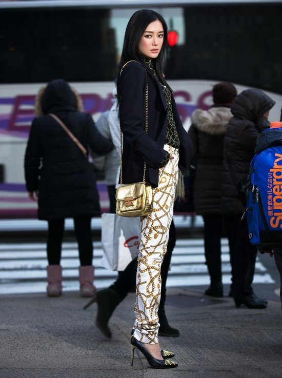 内地女星街拍 古力娜扎秦岚演绎都市时尚风情