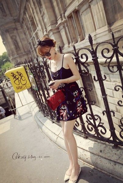 呛口小辣椒私服照片 飘飘长裙演绎巴黎浪漫