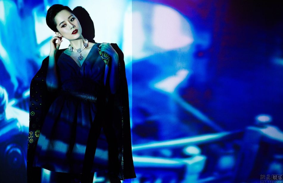 海清歌剧范写真曝光 烈焰红唇展示S曲线