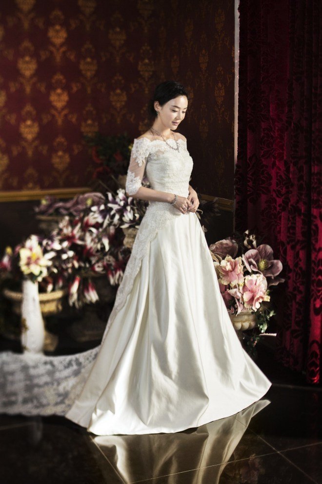 袁姗姗登杂志封面 典雅气质大片似娇媚新娘