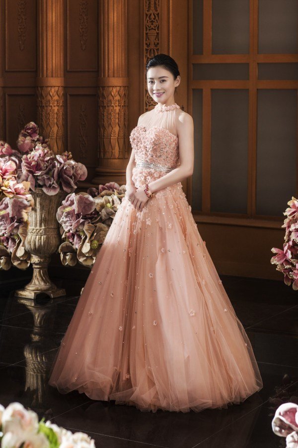 袁姗姗登杂志封面 典雅气质大片似娇媚新娘