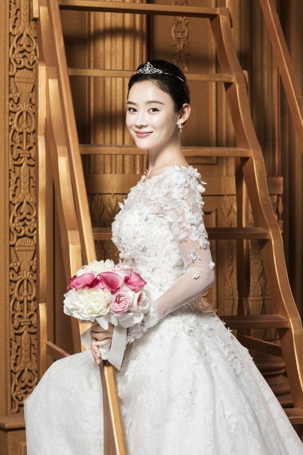 袁姗姗登杂志封面 典雅气质大片似娇媚新娘